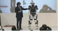 Durant la dernière Japan Robot Week 2012, Yoshiyuki Sankai a présenté la version de son exosquelette Hal conçue pour les équipes d’intervention amenées à évoluer dans des conditions difficiles après une catastrophe. Les plastrons de protection réalisés en tungstène afin de réduire l’exposition aux radiations. © Cyberdyne