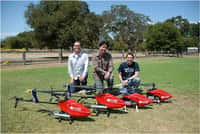 Les quatre hélicoptères de l'étude, désormais champions de voltige, devant Andrew Ng (au milieu) et deux membres de son équipe. © Stanford University