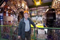 Peter Higgs devant CMS, l'un des détecteurs de particules géants du LHC au Cern. © Maximilien Brice 01