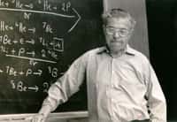Fred Hoyle en plein cours d'astrophysique nucléaire. Il avait prédit ce que l’on appelle maintenant l'état de Hoyle à partir de l'abondance du carbone dans l'univers observable. © Astrophysics Group at Clemson University, Department of Physics and Astronomy