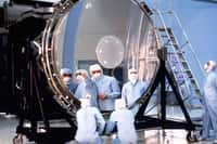 Le miroir primaire de Hubble en cours de montage avant la mise en orbite de l'instrument. Crédit Nasa
