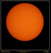 Spectaculaire composition de 3 images montrant le passage de la Station Spatiale Internationale devant le Soleil en 0,8 seconde. Crédit Maxime Simet