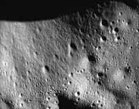 Image de la surface lunaire prise par la caméra de l’impacteur. Crédit ISRO