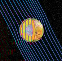 Dix pour cent du manteau de Io, représenté sur cette coupe en rouge, serait un océan de magma global fondu. Conducteur, ce magma modifierait les lignes de champ magnétique représentées en bleu sur cette image d'artiste. © Nasa/JPL/University of Michigan/Ucla