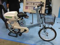 Ce vélo électrique d'environ trente kilogrammes tire son énergie de l'hydrogène emmagasiné dans une cartouche rechargeable et de l'oxygène de l'air. © Nikkei Electronics