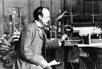 Voilà plus d’un siècle, Joseph John Thomson (1856-1940) faisait la découverte de l’électron et mesurait sa masse. Bien avant Robert Brout, François Englert et Peter Higgs, les théoriciens de l’époque comme Lorentz et Poincaré avaient déjà entrepris de calculer la masse de l’électron. © Cavendish Laboratory, université de Cambridge