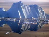 Un iceberg détaché suite à la fonte du glacier Jacobshavn en 2005. Crédit Université du Colorado