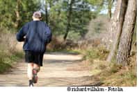 La bonne activité physique est celle qui est en adéquation avec sa santé et son mode de vie. Si vous êtes peu habitué aux efforts, ne tentez pas le jogging à haute dose... © Richard Villalon/Fotolia