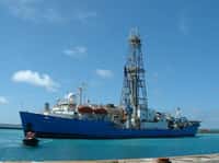 Le JOIDES Resolution est&nbsp;un navire de recherche scientifique spécialisé dans les forages profonds. Il fait 144 m de long, et possède en son centre un derrick de 60 m de haut. Il constitue un élément clé de&nbsp;l’Integrated Ocean Drilling Program&nbsp;(IODP).&nbsp;© IODP, USIO