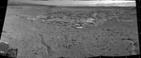 La caméra de navigation (NavCam) a pris cette mosaïque d’images le 3 avril, soit lors du 589e jour de présence de Curiosity dans le cratère Gale (sol 589). Le site qu’occupe le rover est nommé Kimberley (anciennement KMS-9), et est situé à l’intersection de quatre types de terrains. On distingue au centre de l’image des affleurements avec des roches striées. Sur l’horizon à gauche, on devine les pentes du mont Sharp. À droite s’étendent les collines qui bordent le grand cratère de 155 km de diamètre. © Nasa, JPL-Caltech