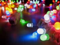 Les Led, qui ont elles-mêmes succédé aux ampoules à incandescence et aux lampes fluo-compactes, seront-elles bientôt remplacées par des cellules électrochimiques électroluminescentes (Lec) ? © Akimbomidget, CC, by-sa 2.5
