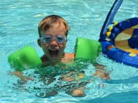 Les alarmes de piscine ne doivent pas être considérées comme l’unique moyen de prévenir les risques de noyade des enfants, mais être utilisées en complément d’une vigilance humaine. © Lars Plougmann, Wikimedia Commons, cc by sa 2.0