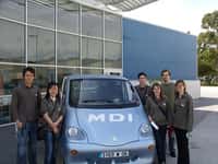L'équipe des Télécompagnons devant un prototype de voiture à air comprimé. Crédit : Equipe des Télécompagnons