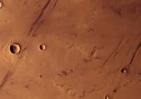 Daedalia Planum, 1.000 km au sud des monts Arsia. Ce volcan des monts Tharsis présente aussi d’importants champs de lave. Cette image a été transmise le 19 juillet 2005 par Mars Express à 302 kilomètres au-dessus de la surface. Crédit ESA