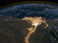 La vallée du Nil et la Méditerranée, photographiées de nuit le 28 octobre 2010 depuis la Station spatiale internationale. La croissance démographique, l'urbanisation et la littoralisation impactent fortement cette mer presque fermée. © Nasa