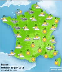 Les prévisions de Météo-France pour la France métropolitaine ce soir (15 juin). On remarque une bande de nuages et de pluies entre la Seine-Maritime et la Loire. Pour le début de nuit, les prévisions restent similaires. © Météo-France