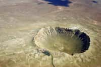 Meteor Crater est un cratère d'impact dans l'État de l'Arizona. Il est aussi appelé Cratère Barringer. Le cratère en bol mesure entre 1.200 et 1.400 mètres de diamètre. Il se serait formé il y a environ 50.000 ans, à la suite de l'impact d'une météorite d'une masse de 300.000 tonnes, composée de fer et de nickel. © Shane torgerson-Wikipedia