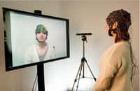 Le dispositif Mind-Mirror associe l’électroencéphalographie et la réalité augmentée. Pour superposer cette image virtuelle du cerveau, le système utilise un casque EEG, un capteur 3D Kinect et un écran sur lequel est plaqué un film argenté pour produire l’effet de miroir. © Inria, Kaksonen