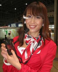 Un mobile assorti d'une paire de lunettes portant un projecteur miniature : une idée d'avenir ? © Nikkei Electronics