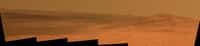 Mosaïque d’images prises le 18 avril 2014 (sol 3.637 de la mission) par la caméra panoramique (Pancam) d’Opportunity. Depuis la crête de Murray, au sommet des remparts ouest du vaste cratère d’impact, le rover profite d’un point de vue inédit sur les bordures est et sud-est d’Endeavour, distantes de 21 km. Beaucoup plus proche (environ 2 km), à droite de l’image, en direction du sud, se trouve son prochain site d’investigation, le Cap Tribulation. Au fond du cratère, on peut observer des dépôts de sables, de poussières et au lointain, un voile brumeux de poussières. © Nasa, JPL-Caltech, Cornell University, Arizona State University