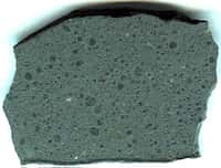 Une autre météorite carbonée, trouvée au Maroc, NWA 1694. Image © T. E. Bunch, 2004
