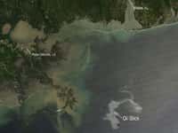 La nappe de pétrole (Oil Slick) du Golfe du Mexique, telle qu’elle était le 25 avril 2010, à une trentaine de kilomètres des côtes de la Louisiane, observée par le radiomètre Modis (Moderate Resolution Imaging Spectroradiometer) d'un satellite Aqua, de la Nasa. La marée noire risque de les atteindre dans la soirée du 30 avril. © Nasa / Modis Rapid Response Team