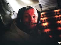 Neil Armstrong en 1969 à l'intérieur d'Apollo 11. Premier Homme qui a marché sur la Lune, il est donc décédé le 25 août 2012 des suites d'une opération du cœur. © Nasa