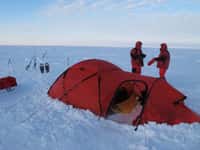 Le premier campement de l'expédition Pôle Nord 2012, installé au pôle Nord géographique. © Pôle Nord 2012