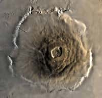 Le Mont Olympe dans toute sa majesté, vu par Mars Global Surveyor. Crédit Nasa