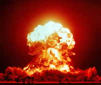 Explosion de Badger le 18 avril 1953 sur un&nbsp;site de test du Nevada, aux&nbsp;États-Unis. Cet essai atomique&nbsp;est dit atmosphérique car il a été réalisé en surface. D'autres&nbsp;ont eu lieu sous terre, sous l'eau ou dans la haute atmosphère.&nbsp;©&nbsp;National Nuclear Security Administration, DP