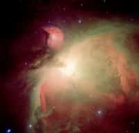 Un clic au bon endroit sur le panorama et voici la majestueuse nébuleuse d'Orion, visible avec n'importe quel instrument d'amateur, même une paire de jumelles, mais bien sûr pas avec la résolution de cette photographique, obtenue avec le télescope de 2,2 mètres de diamètre de La Silla, dans le désert d'Atacama, au Chili. © ESO