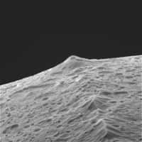 Le sommet de la chaîne sur cette image de Japet atteint 10 km de hauteur (Crédit : Nasa/JPL/Space Science Institute ).