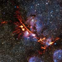 La nébuleuse NGC 6334, dite de la Patte du chat, est visible dans le ciel de l'hémisphère sud, au sein de la constellation du Scorpion. Situé à 5.500 années-lumière de la Terre, ce vaste nuage est une région de formation d'étoiles. Les longueurs d'onde submillimétriques et millimétriques mettent en évidence les régions les moins chaudes.&nbsp;© ESO