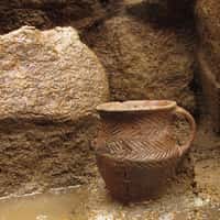Petit vase daté de l’âge du bronze ancien, découvert sur le site archéologique de l'Inrap au Bono (Morbihan), au fond d’une sépulture. © Laurent Juhel, Inrap