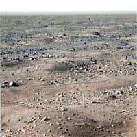 Paysage martien vu par Phoenix le 7 octobre 2008, déjà recouvert par le givre. La couleur rouge brique ambiante a disparu… Crédit Nasa