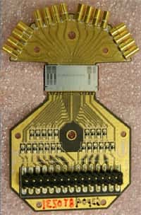 Les signaux électriques sont dirigés vers les modulateurs (la surface grise), uniquement faite de silicium, codés sous forme lumineuse et envoyés aux connecteurs optiques. © Intel