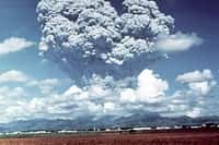 Le Pinatubo, aux Philippines, le 12 juin 1991, éjectant brutalement un énorme nuage de poussières et de gaz, trois jours avant une éruption plus importante encore. © US Geological Survey