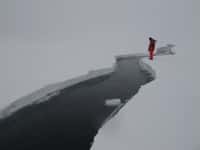 Alan Le Tressoler au bord d'un nombreux bras de mer qui, actuellement, fissurent la banquise. © Pôle Nord 2012