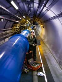 Les cryodipôles assemblés dans le tunnel du LHC. Crédit : Cern