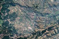 La ville de Barberton (Afrique du Sud) et ses montagnes environnantes peuvent être observées sur cette image prise par le satellite Landsat. Les roches rouges dateraient de plus de trois milliards d'années. Elles abritaient les plus vieilles traces connues de photosynthèse... jusqu'à ce jour. © Nasa, Jesse Allen