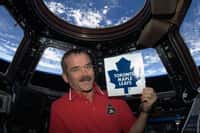 L'astronaute canadien Chris Hadfield est à bord de la Station spatiale internationale jusqu'au mois de mai 2013. Il s'est photographié dans la coupole d'observation de l'ISS en tenant l'emblème de l'équipe de hockey sur glace de Toronto. © Nasa, CSA, Chris Hadfield