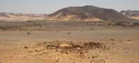 Plusieurs impacts de météorite ont déjà été trouvés en Égypte, comme le cratère Kamil, au centre de l'image. Il présente des rayons clairs sur son pourtour. Ce sont les restes de la projection des matériaux au moment de l'impact survenu voilà 2.000 ans. © L. Folco