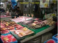 Aux États-Unis, un poisson sur trois est mal étiqueté. La France importe 80 % de sa consommation des produits de la mer. Mange-t-on bien du thon lorsque l'on achète du poisson étiqueté comme tel ? © commecadefrance