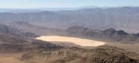 Le lac asséché de manière saisonnière Racetrack Playa, dans le parc national de la vallée de la Mort, en Californie, est une zone plate, à plus de 1.100 m d'altitude, dans une région désertique. Le phénomène du déplacement des pierres est connu depuis un siècle, et la présence de la célèbre zone 51 (dans le Nevada), utilisée pour des essais d'avions militaires, a donné lieu à des hypothèses fantaisistes. © Tahoenathan, cc by nc sa 3.0