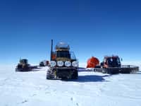 Ensemble du convoi du raid scientifique en Antarctique mené durant l’été austral 2011/2012. Le matériel a été acheminé par voie maritime jusqu’à la station française Dumont d’Urville (en Terre Adélie) au départ de l’Australie. Il a ensuite rejoint la base Concordia par voie terrestre (1.100 km). © Gregory Teste, LGGE