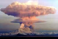 Un panache volcanique s'élevant au-dessus du mont Redoubt, aux États-Unis, le 21 avril 1990.&nbsp;L'éruption de 1989 éjecta des cendres volcaniques jusqu'à 14.000&nbsp;m&nbsp;d'altitude.&nbsp;©&nbsp;R. Clucas,&nbsp;Wikipédia
