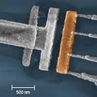 La structure en T forme un condensateur avec la barre de cuivre (colorée). A droite, les quatre fils supraconducteurs sont reliés par des jonctions tunnel. Soumis à un signal radio, ce transistor arrache des électrons et des calories au cuivre. © J. Pekol