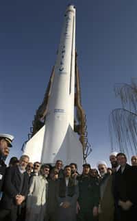 Le président&nbsp;Mahmoud Ahmadinejad et des cadres iraniens devant le lanceur Safir-2, en 2009. Ce lanceur a placé en orbite le satellite Omid.&nbsp;© Agence spatiale iranienne