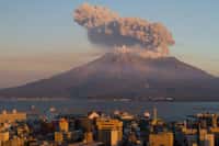 La manière dont les éruptions volcaniques (ici celle du Sakurajima, au Japon, en août 2008) influencent le climat est complexe et mal comprise. Aux effets directs sur l'atmosphère s'ajoutent manifestement des phénomènes indirects mettant en jeu l'océan. © Kimon Berlin, Flickr, cc by sa 2.0