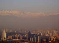 L'ozone troposphérique est un oxydant très puissant, polluant majeur de l'air. Il est nocif pour l'Homme, mais également pour la faune et la flore. En fonction des conditions météorologiques et géographiques,&nbsp;une zone urbaine peut être recouverte d'un&nbsp;smog, ou&nbsp;brume de pollution. Un&nbsp;smog&nbsp;est très nocif, principalement à cause de l'ozone&nbsp;troposphérique.&nbsp;©&nbsp;Michael Ertel, GNU